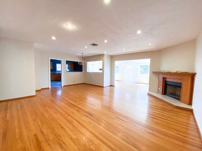 Building Photo - Spacious 3 Bed · 2 Bath Hillside Home — Mo...