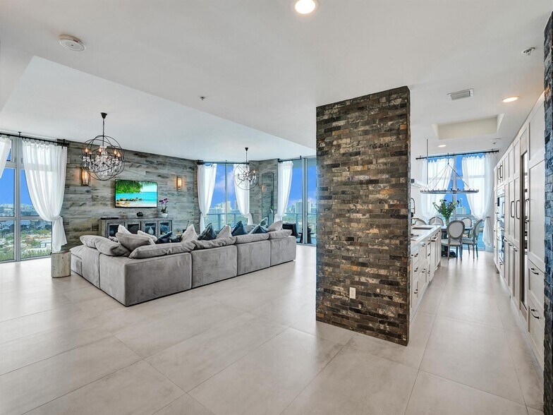 Building Photo - 17301 Biscayne Blvd