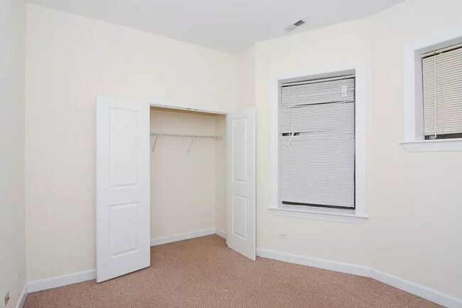 Building Photo - 4712 N Sheridan Rd