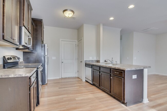 Building Photo - 3 Bedroom 2.5 Bath Townhouse