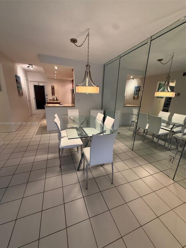 Building Photo - 440 Paradise Isle Blvd