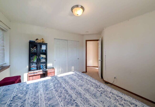 Building Photo - 5907 77th Dr NE