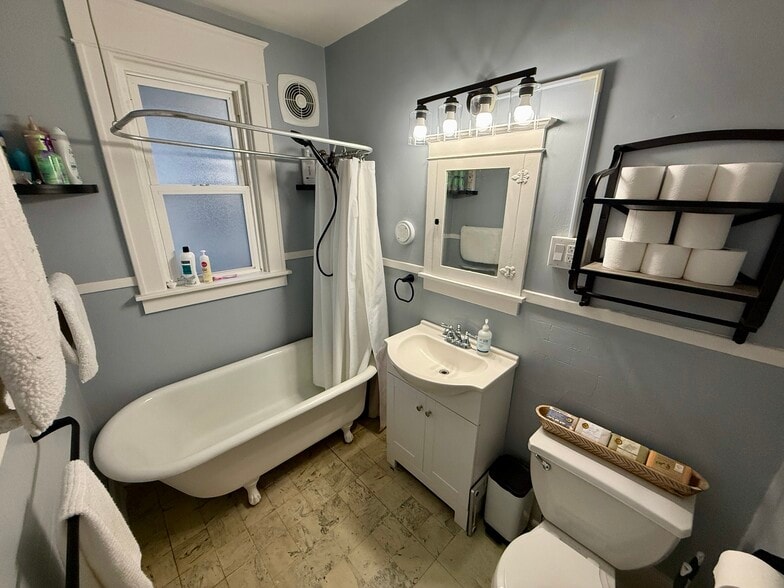 1st floor bathroom with clawfoot tub - 1005 Kellogg Ave