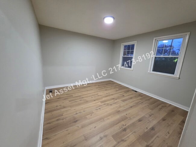 Building Photo - 4 bed, 2 bath HOUSE For Rent