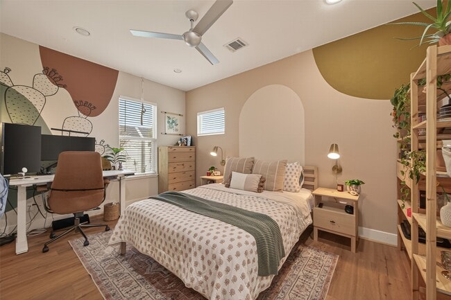 Building Photo - 1113 W 15th 1/2 St