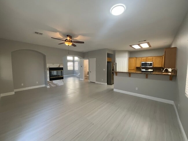 Building Photo - Nice 4br home, with 4th bedroom larger then the average, 3cg.