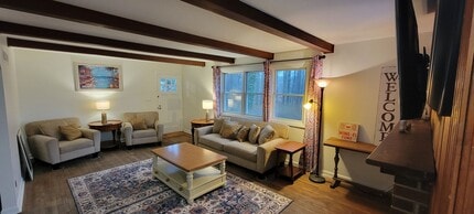 Building Photo - Walking distance to UD - Pending Applicati...