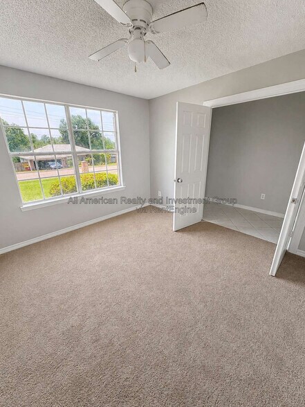 Building Photo - 216 Lustan Dr