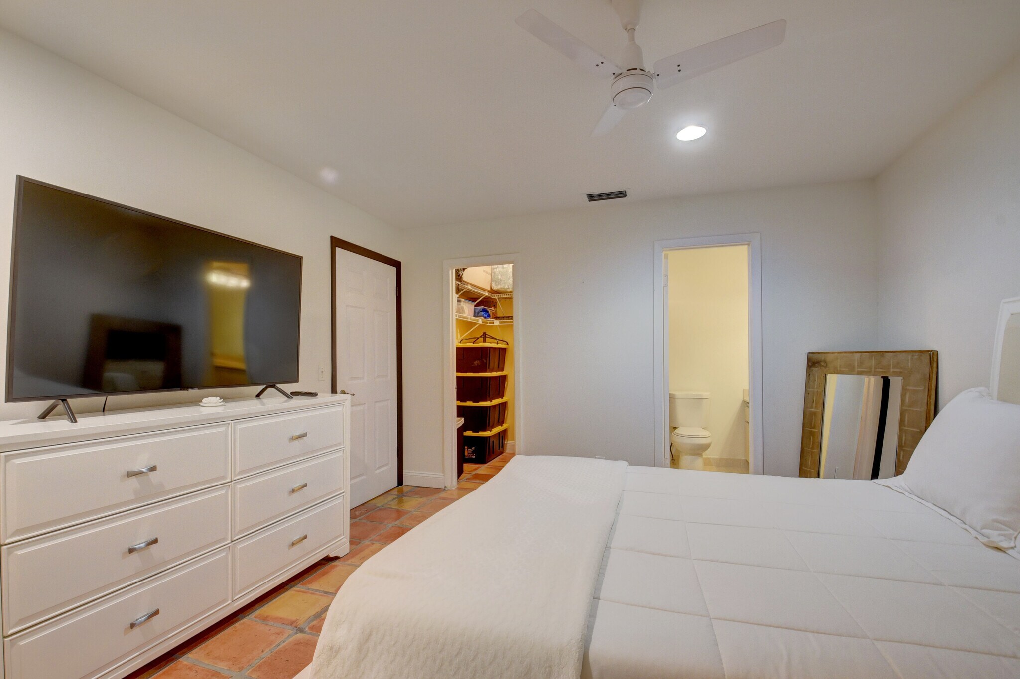 Building Photo - 4666 Fountains Dr S