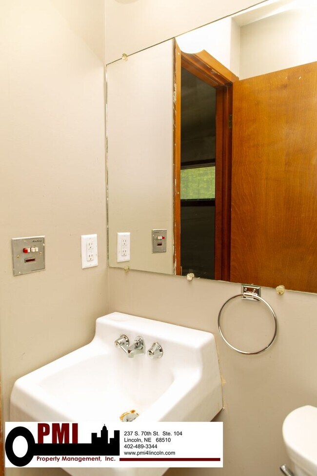 Building Photo - 2 Bedroom and 1.5 Bathroom Apartment Avail...