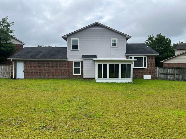 Building Photo - Stunning Tri-level Home on Cul-de-sac