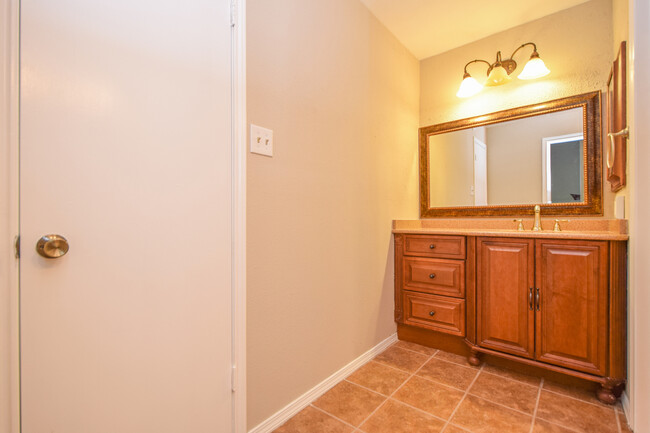 Building Photo - 3 Bedroom Townhouse - Northwest Hills
