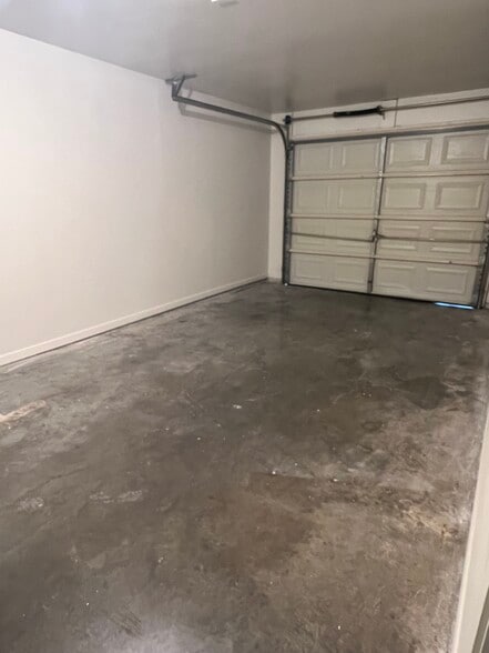 Building Photo - 409 Topeka Ct