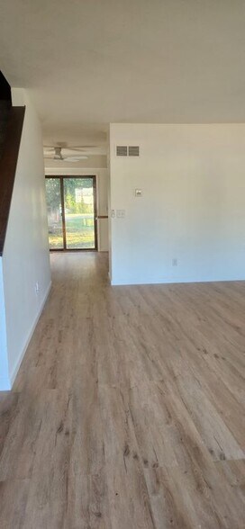 Building Photo - 326 E 2nd St