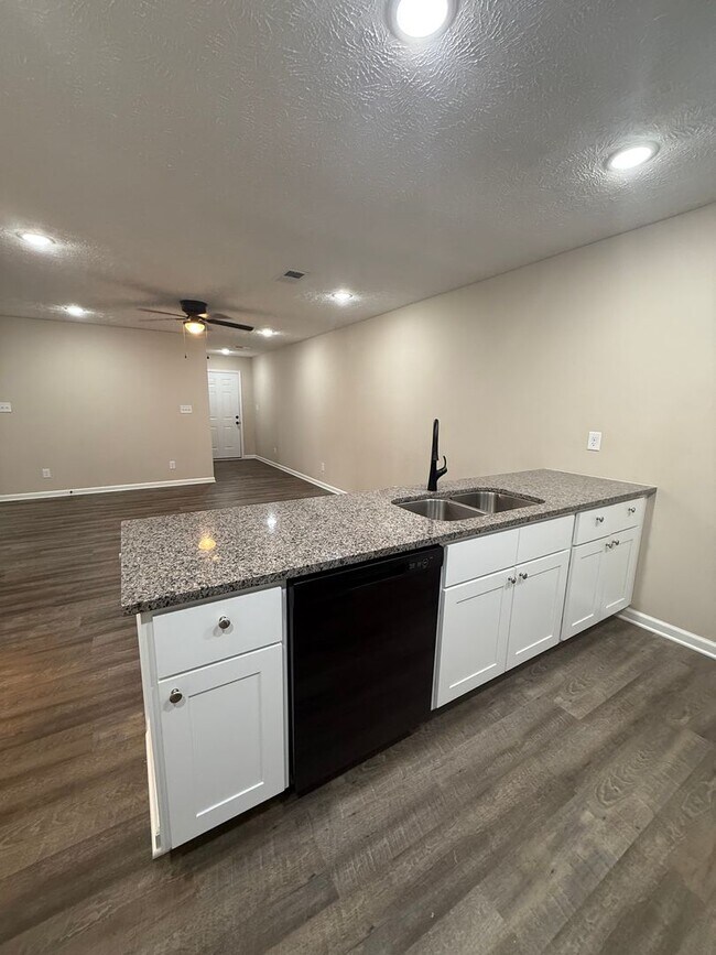 Building Photo - Nestled Tri-Plex in the Heart of Greenfield, TN