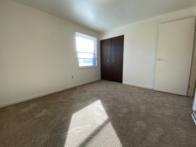 Building Photo - Bright & Spacious Two Bedroom in Zelienopl...