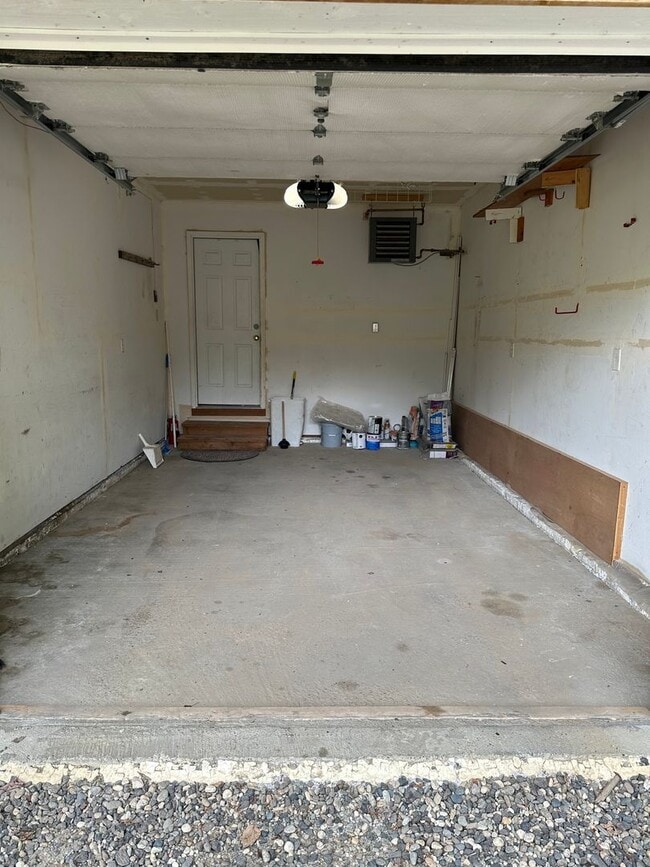 Building Photo - 2 Bed/ 2 Bath Single Family Home With a Ga...