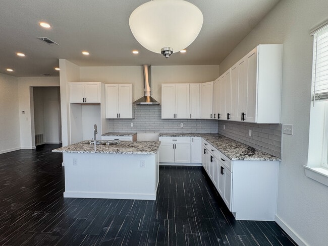 Building Photo - 340 Lucy Rd