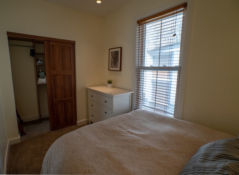 Building Photo - 3238 N Hoyne Ave