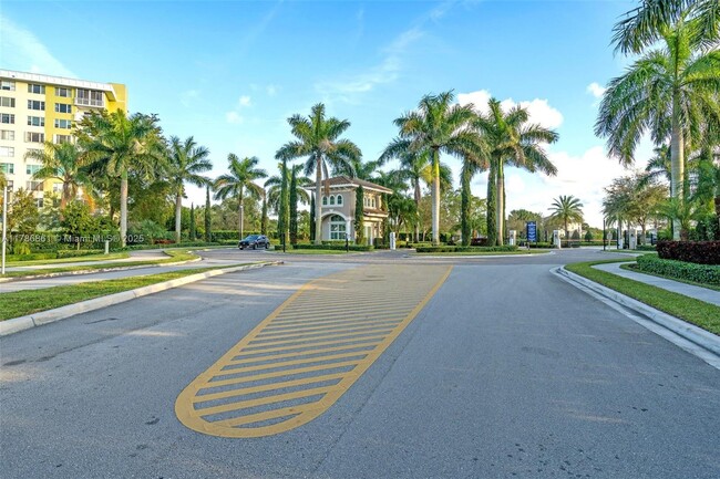 Building Photo - 3813 Greenway Dr