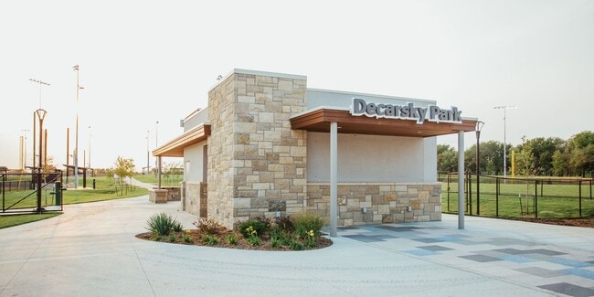 Building Photo - Decarsky Park Alex