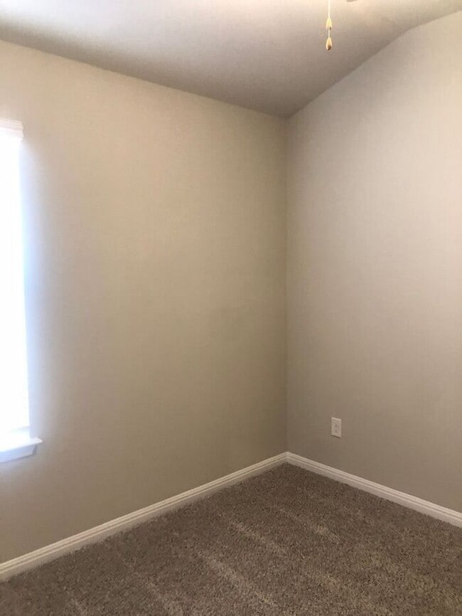 Building Photo - -=Available April 2026=-  4BR/2BA w/ Fenced Yard + Covered Parking in Hutto, TX