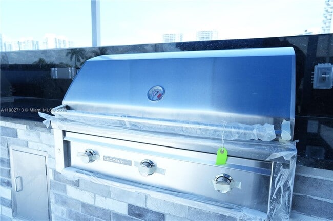 Building Photo - 3625 N Country Club Dr