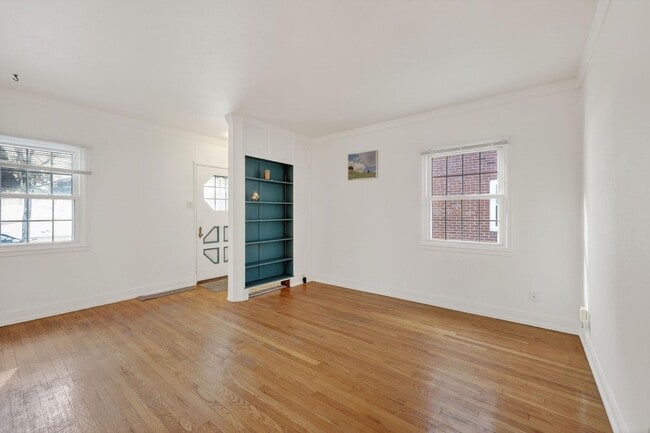 Building Photo - 514 W Lakeside St