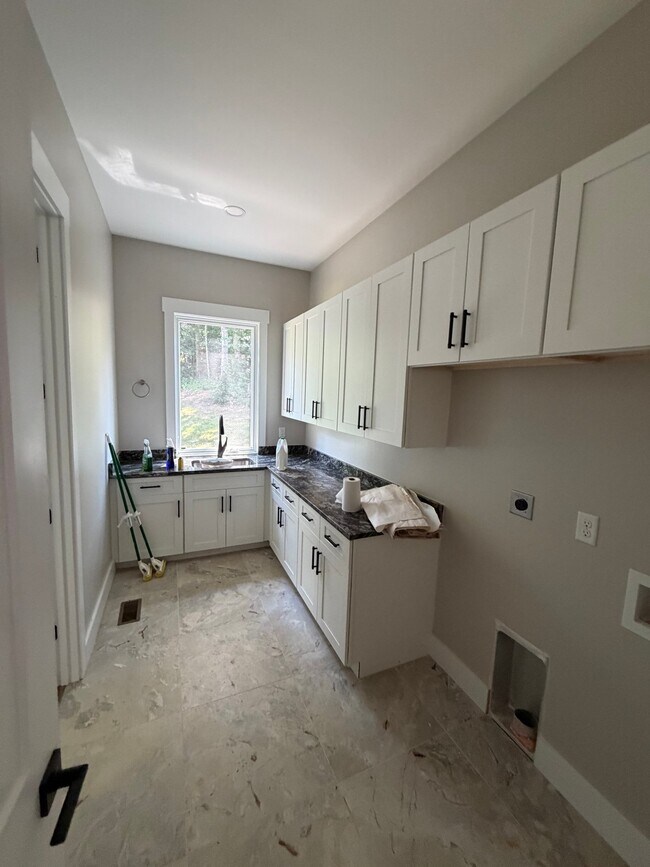 Building Photo - 12 King Heights Dr