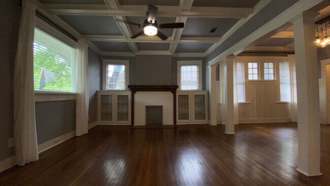 Building Photo - Charming Fairmount Bungalow