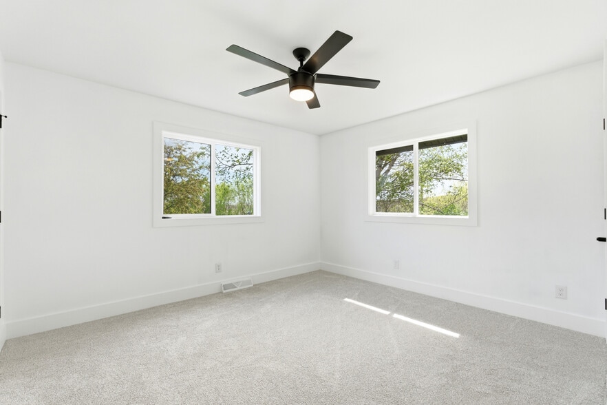 Building Photo - W309S10340 Knoll Ct