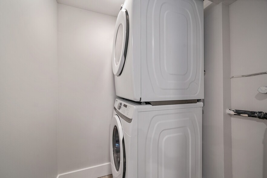 Laundry Room - 4451 N Clay St