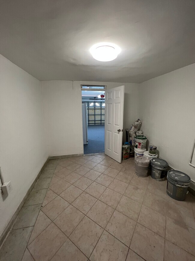 Building Photo - 5522 Yorkshire Way