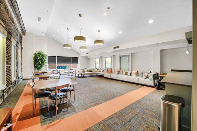 Building Photo - 40 E 9th St