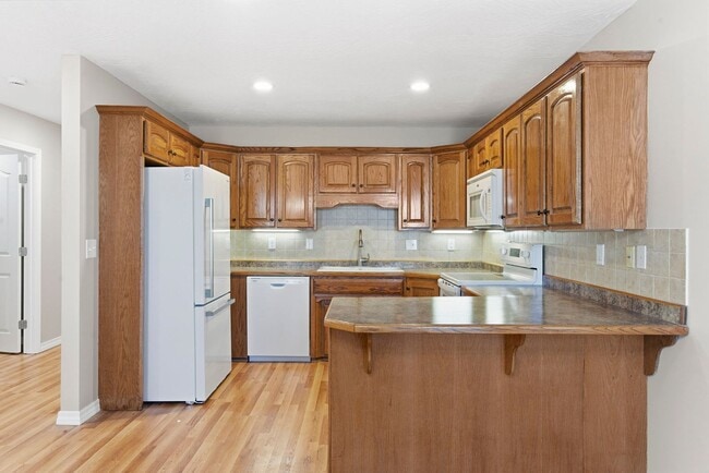 Building Photo - Updated home on large lot with GREAT SHOP!