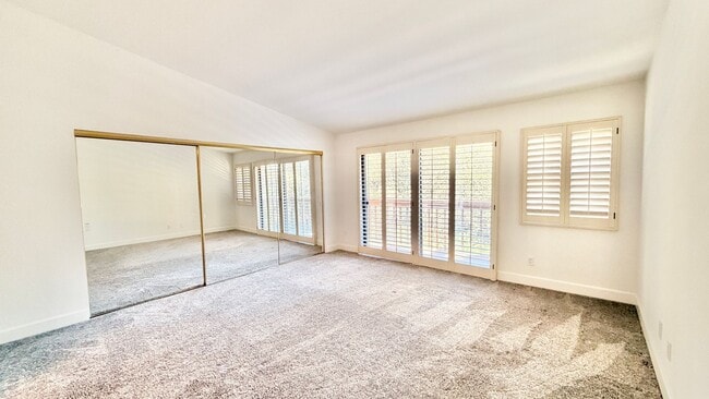 Building Photo - Beautifully Updated & Remodeled Townhome o...