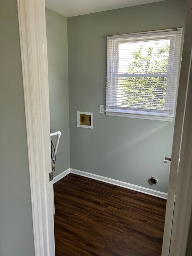 Building Photo - 2 bedroom, 2 bath Duplex