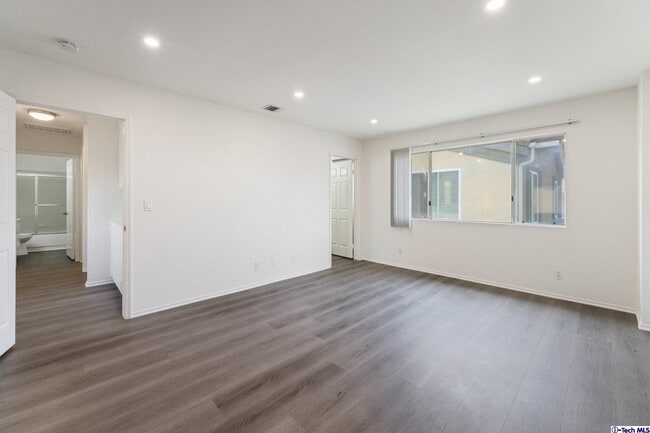 Building Photo - 731 E Cypress Ave