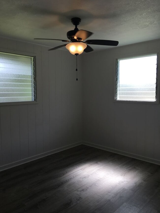 Building Photo - Conveniently Located 2BR/1BA Home - Near Keaau Shopping Center