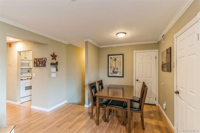 Building Photo - 48 Pointe Cir S