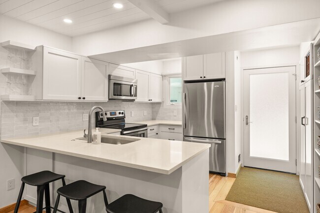 Building Photo - 814 W Bleeker St