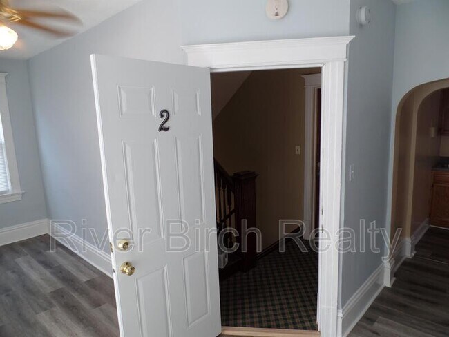 Building Photo - 457 W Lawrence Ave