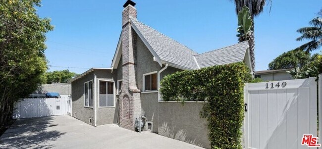 Building Photo - 1149 N Poinsettia Pl