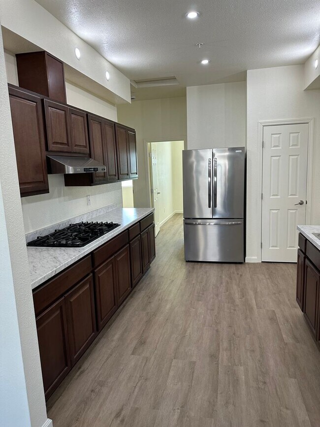 Building Photo - Beautiful Northside Los Banos Rental