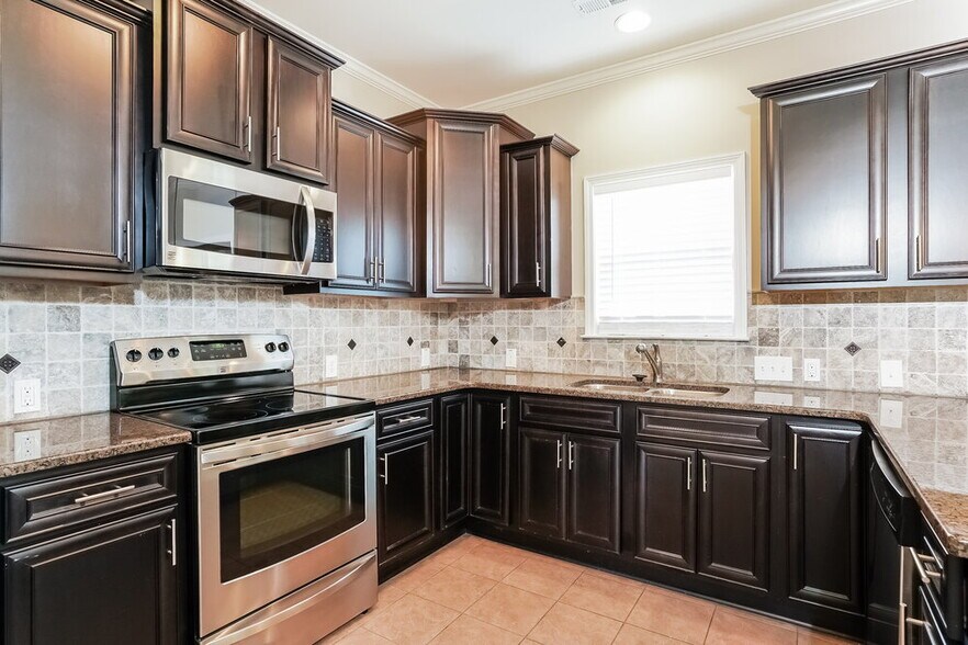 Building Photo - 104 Claymore Dr