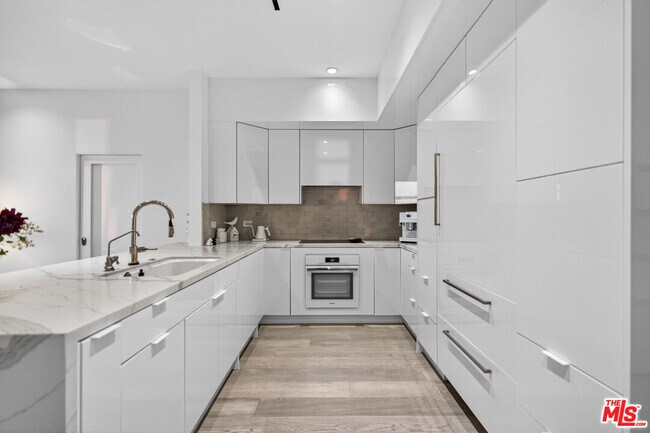 Building Photo - 13700 Marina Pointe Dr