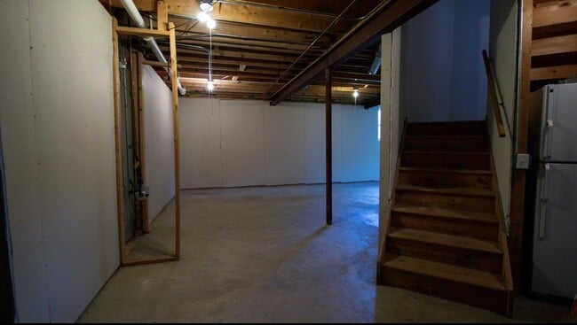 Building Photo - 531 Primrose Ln