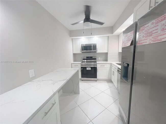 Building Photo - 100 Bayview Dr