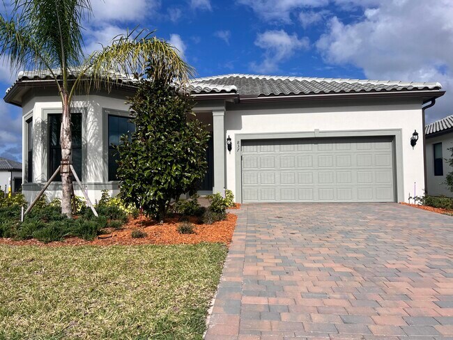 Building Photo - 837 SE Courances Dr