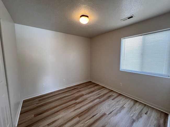 Building Photo - 3 bedroom, 2 bath in Cedar Willows